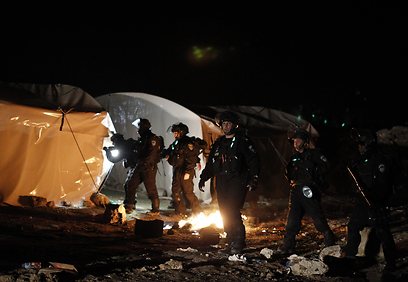כוחות הביטחון בין האוהלים במאחז (צילום: רויטרס)