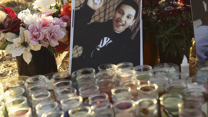 A photo of Andy Lopez Cruz is shown at a makeshift memorial at the site of his death in Santa Rosa, California October 24, 2013. (Reuters/Robert Galbraith)