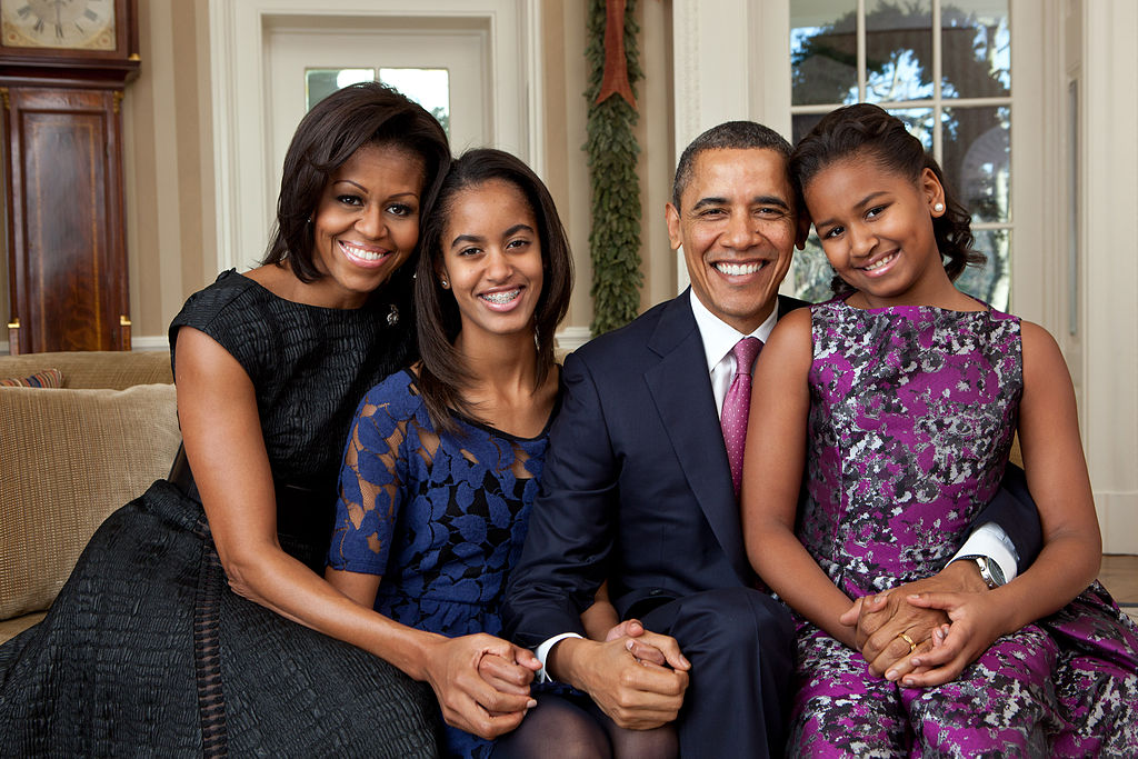 1024px-Barack_Obama_family_portrait_2011